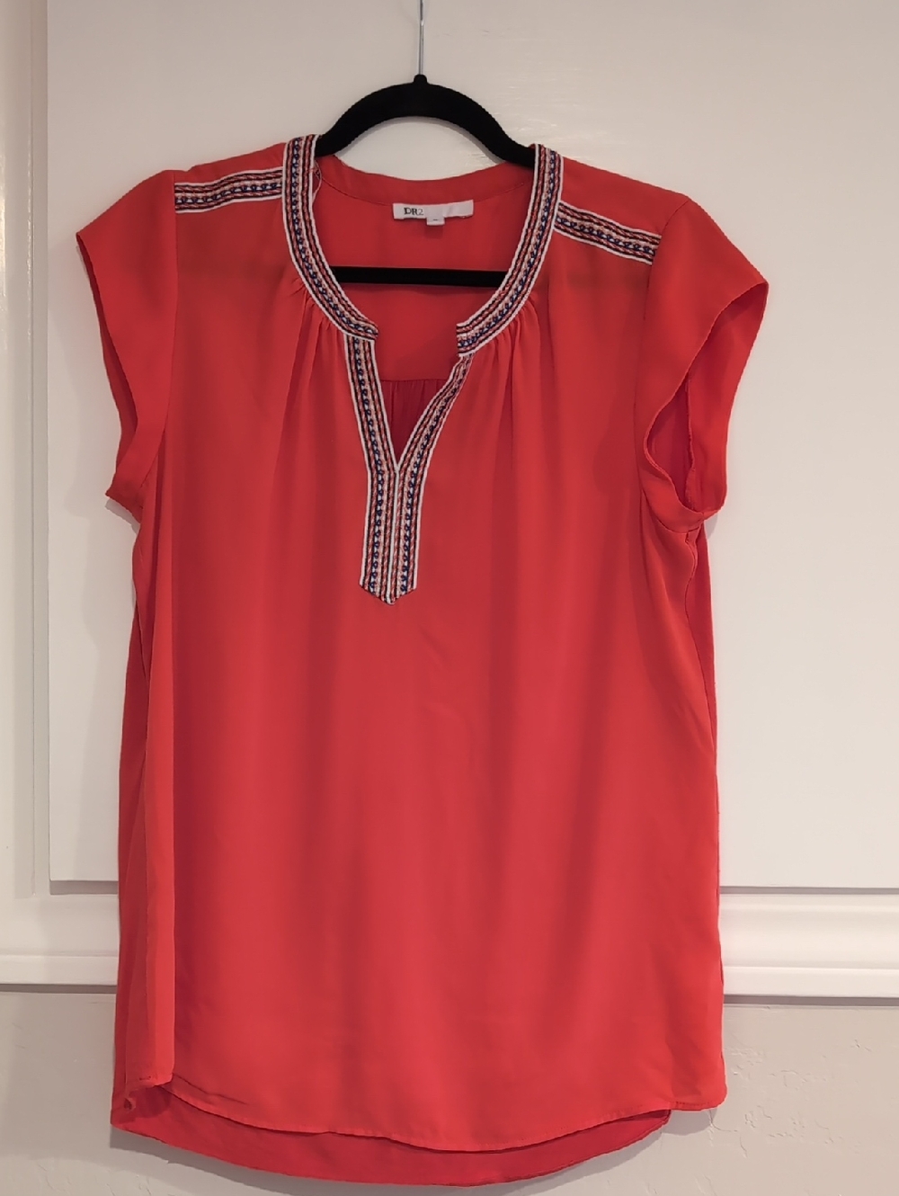 DR 2 Coral Embroidered Keyhole Cap-Sleeve Blouse, Medium